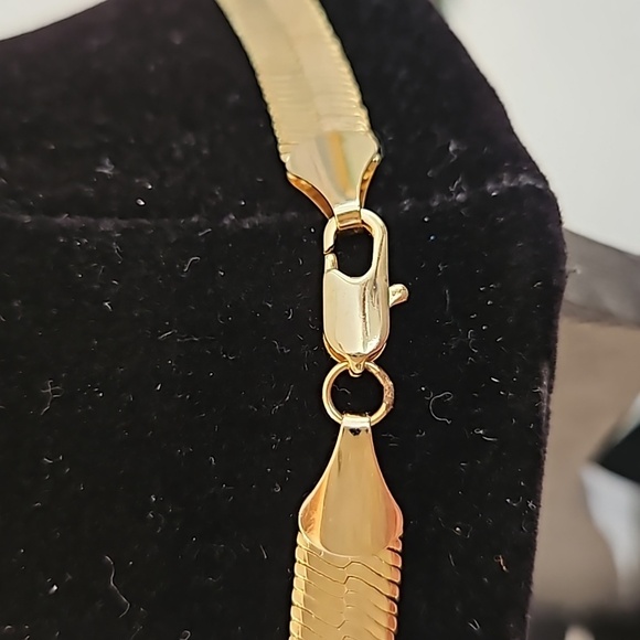 WIDE HERRINGBONE Goldtone 19 1/2"Long Necklace with Lobster Claw Closure. - Picture 4 of 5